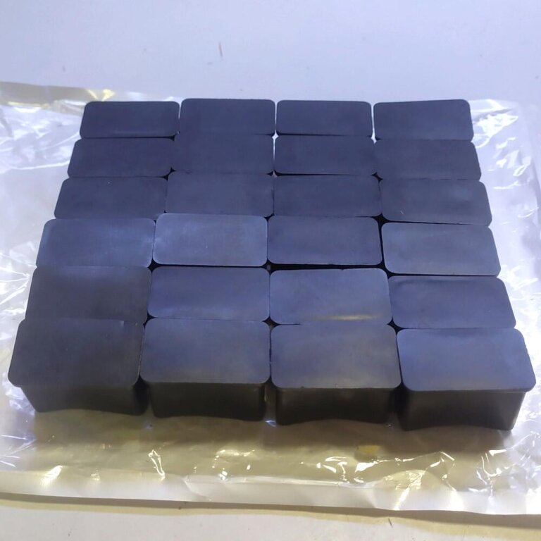 ZESTAW 24 SZTUK PROSTOKĄTNYCH CZARNYCH NAKŁADEK NA NOGI KRZESŁA 15 x 30 MM (5)